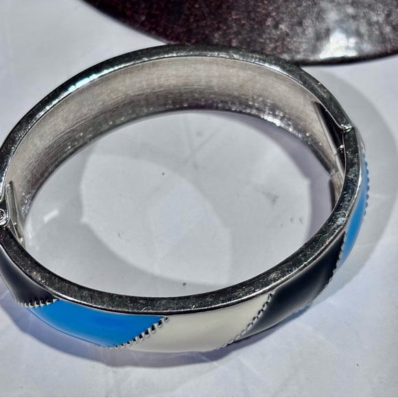 Blue and white enamel striped bangle bracelet #boho #retro
EUC - Picture 3 of 5